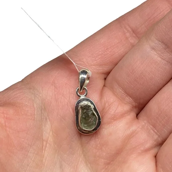 Genuine Moldavite Necklace Pendant Solid 925
Sterling Silver Natural Stone Green - Picture 1 of 4